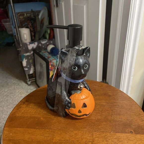 Halloween Black Cat With Pumpkin Soap Dispenser ~ Lights Up - NWT - Picture 1 of 4